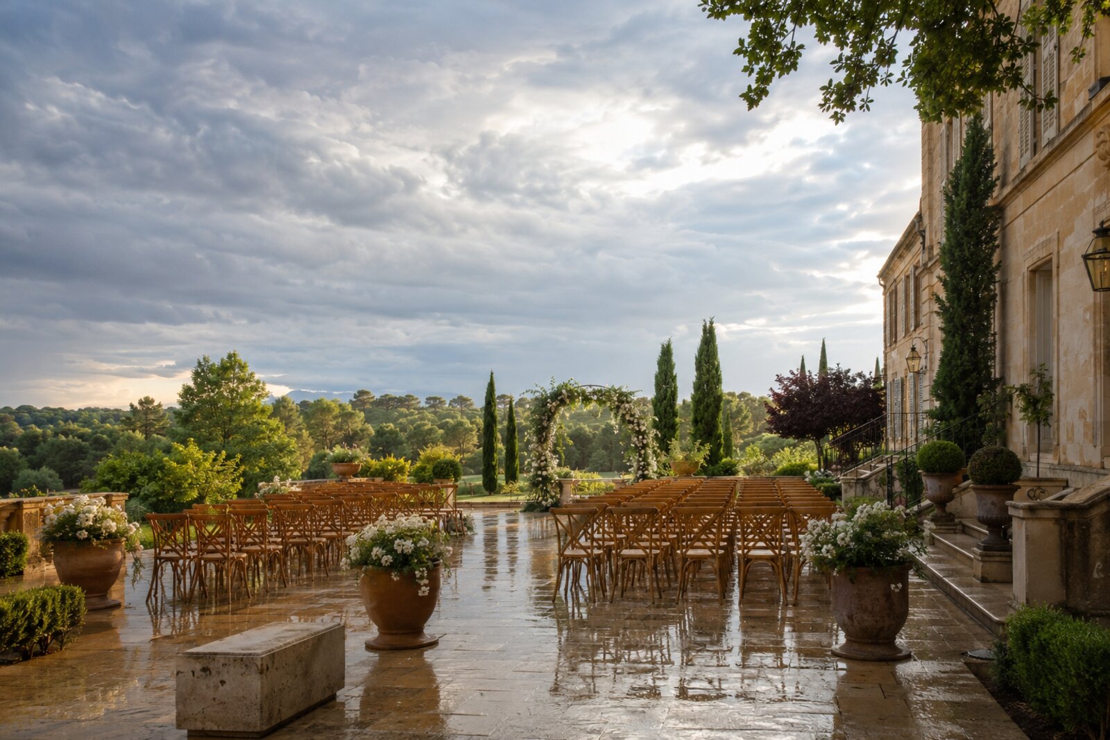 Cérémonie en plein air après la pluie, sous une lumière naturelle et douce