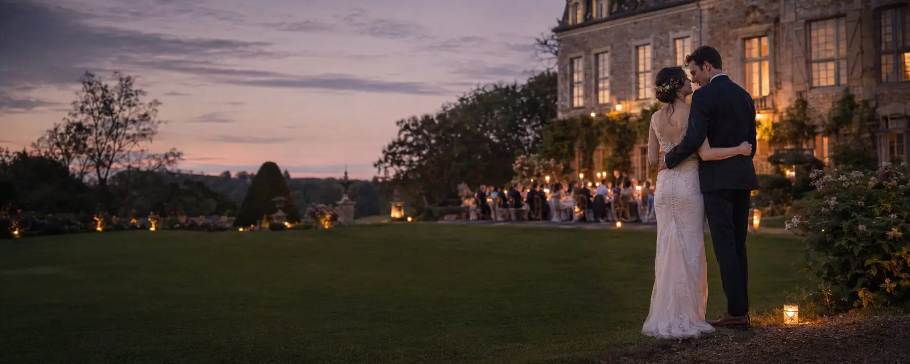 Le domaine illuminé à la tombée du jour, les invités au cocktail